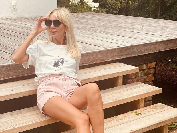Agnieszka Woźniak Starak w modnych sandałach