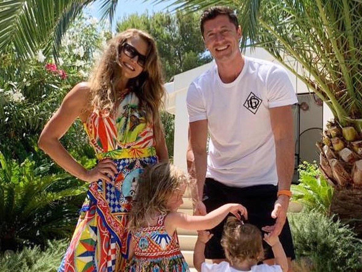 Cała rodzina Lewandowskich w kreacjach Dolce & Gabbana. Wyszło naprawdę drogo!