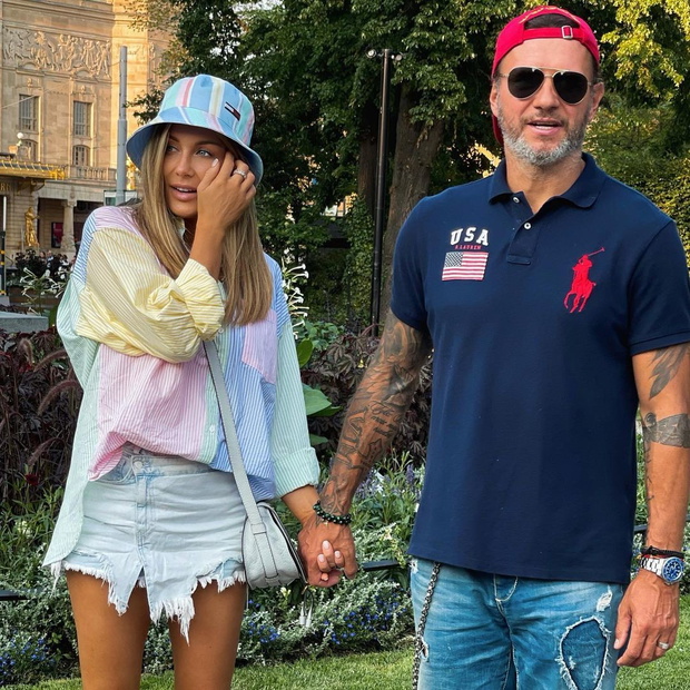 Małgorzata Rozenek w kolorowej koszuli i kapeluszu