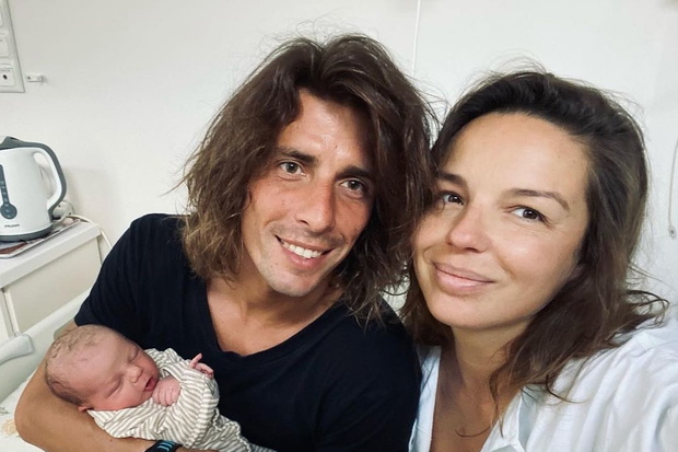 Agnieszka Włodarczyk i Robert Karaś z synem w szpitalu po porodzie