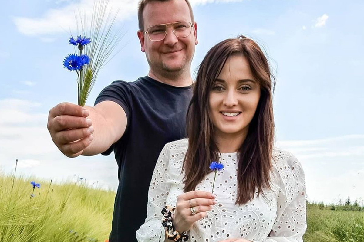 Ania i Grzegorz Bardowscy z "Rolnik szuka żony" na łące