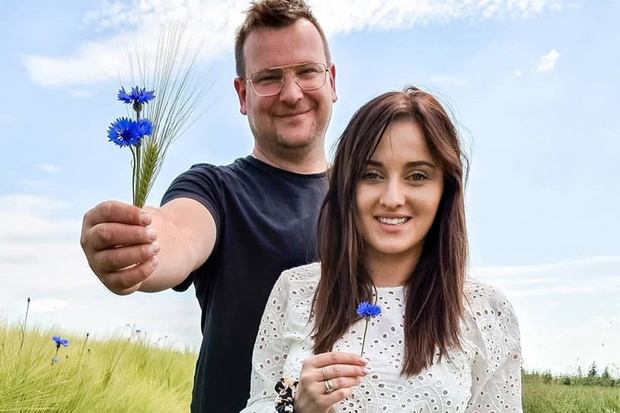 Ania i Grzegorz Bardowscy z "Rolnik szuka żony" na łące