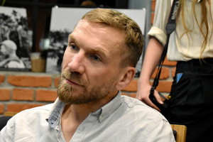 Przemysław Kossakowski w jasnej koszuli