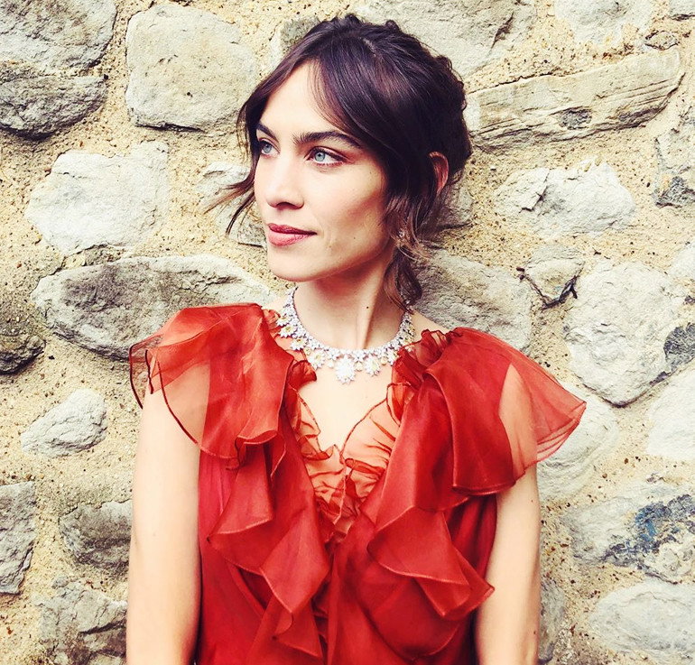 Alexa Chung i jej fryzura Curtain bangs
