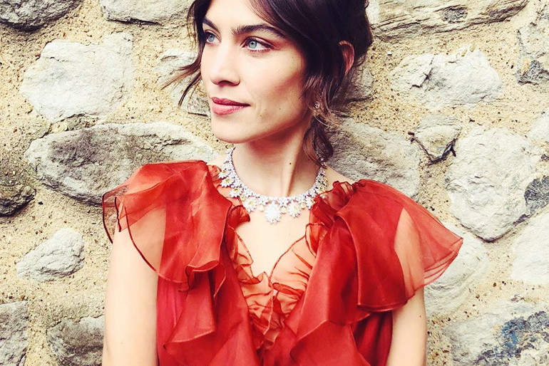 Alexa Chung i jej fryzura Curtain bangs
