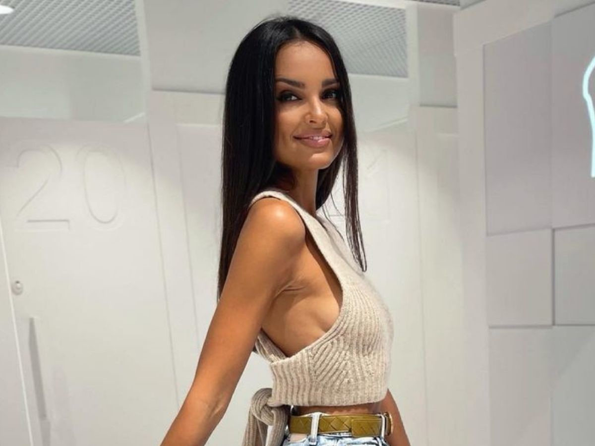 Klaudia El Dursi w bluzce dzianinowej