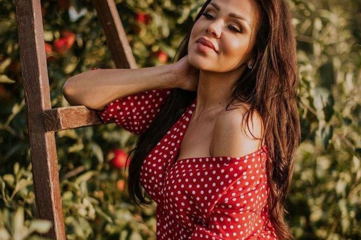Sylwia Bomba w czerwone sukience w groszki.