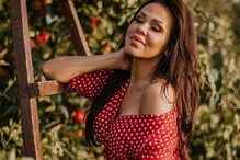 Sylwia Bomba w czerwone sukience w groszki.