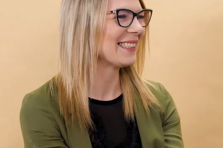 Uśmiechnięta Joanna ze "Ślubu od pierwszego wejrzenia" w zielonej kurtce
