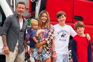 Małgorzata Rozenek z Radosławem Majdanem, synami i psami na wakacjach w Szwecji w kamperze