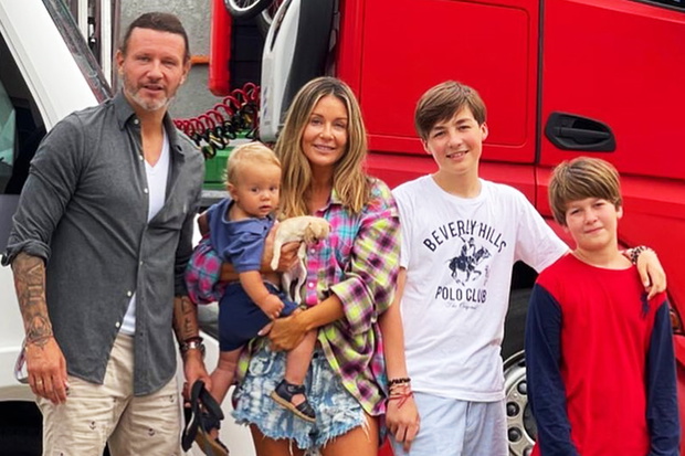 Małgorzata Rozenek z Radosławem Majdanem, synami i psami na wakacjach w Szwecji w kamperze