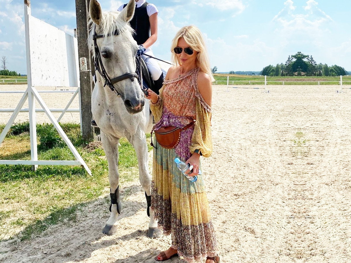 Agnieszka Woźniak-Starak w kolorowej sukience maxi boho