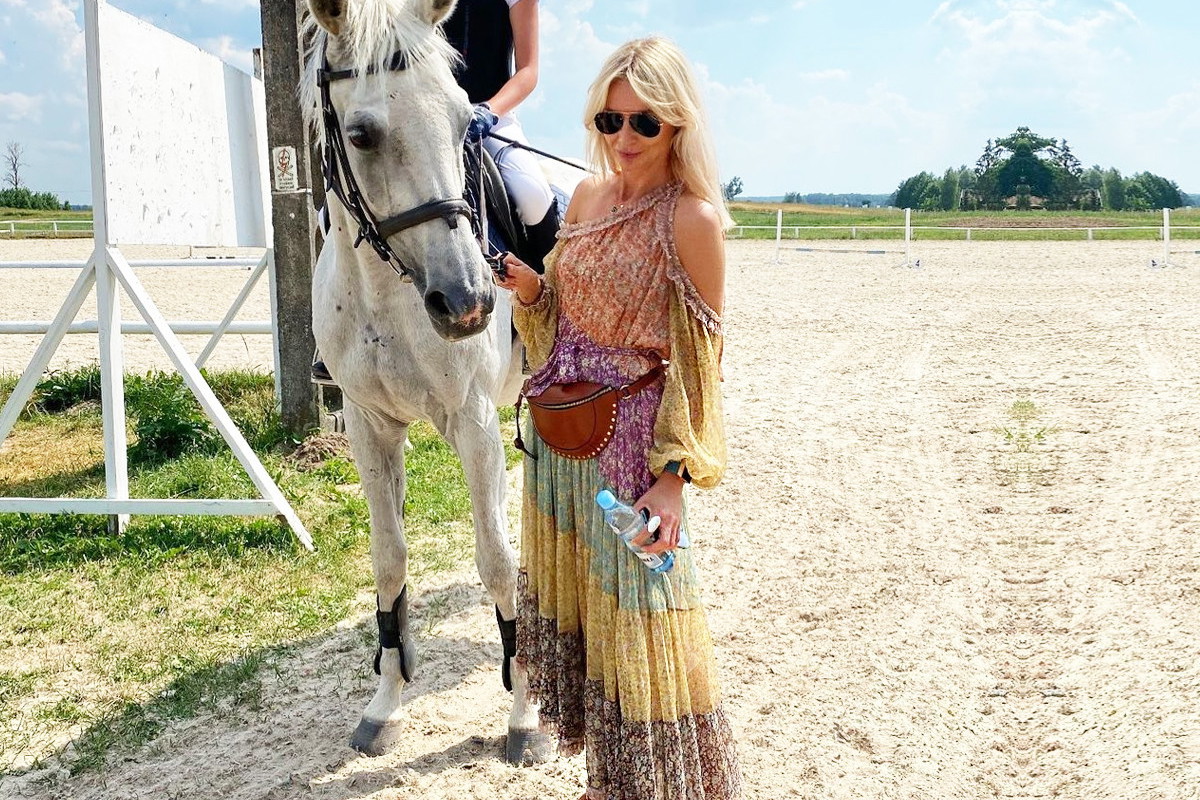 Agnieszka Woźniak-Starak w kolorowej sukience maxi boho