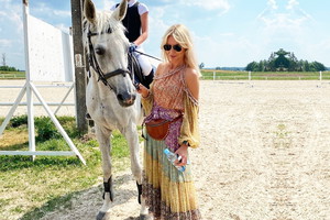 Agnieszka Woźniak-Starak w kolorowej sukience maxi boho