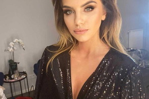Sonia z 'Hotelu Paradise" w czarnej, cekinowej bluzce