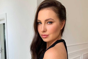 Bibi z "Hotelu Paradise" w czarnej sukience