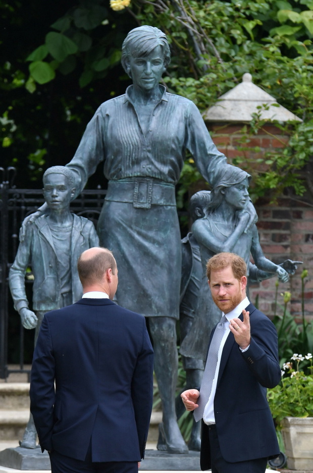 Harry i William ods?onili pomnik Diany