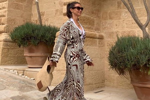 Kinga Rusin w klapkach i sukience maxi