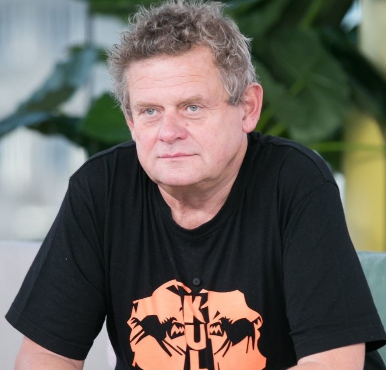 Kazik Staszewski w czarnej koszulce