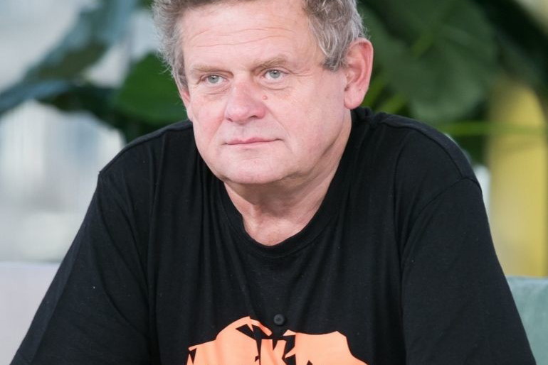 Kazik Staszewski w czarnej koszulce
