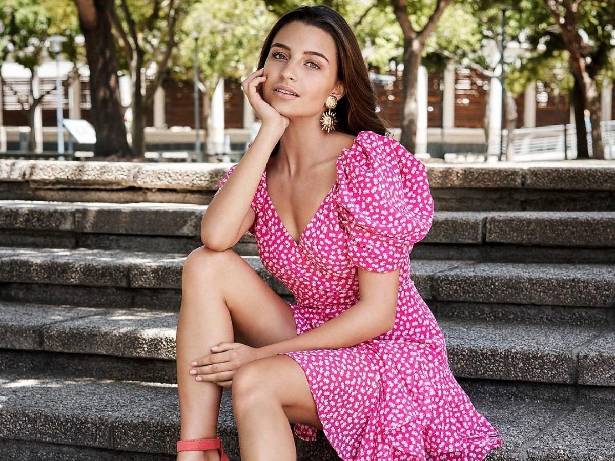 Julia Wieniawa w sukience z falbanką w kwiaty
