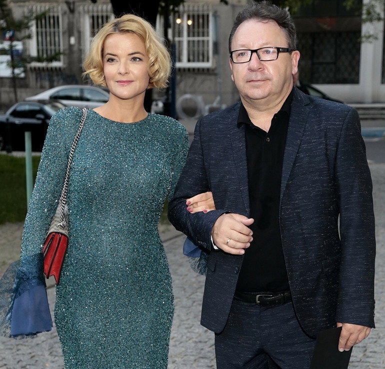 Monika Zamachowska w błyszczącej zielonej sukience. Zbigniew Zamachowski w garniturze