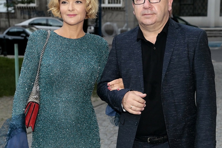 Monika Zamachowska w błyszczącej zielonej sukience. Zbigniew Zamachowski w garniturze