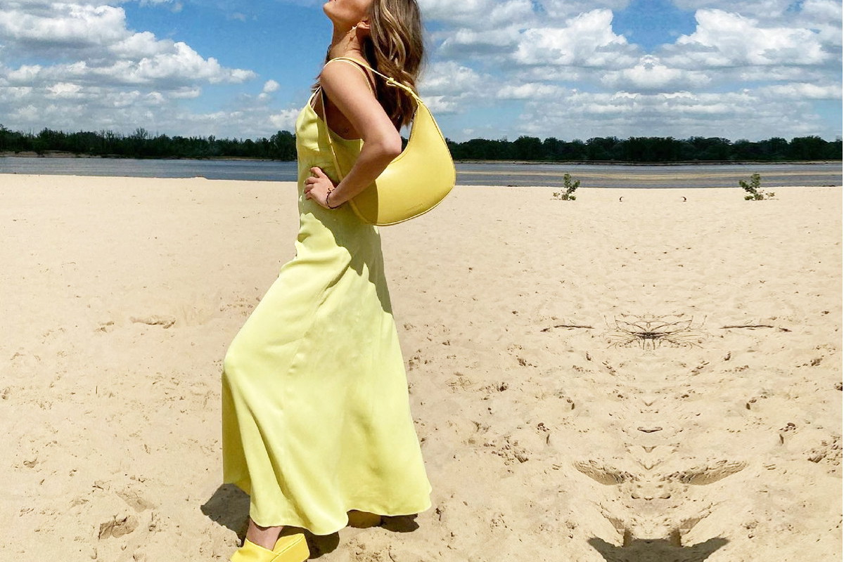 Julia Wieniawa w żółtej letniej sukience