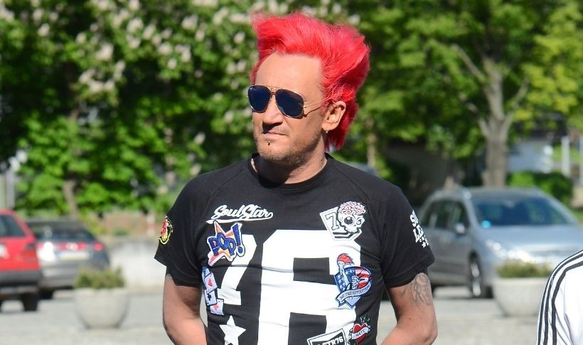 Michał Wiśniewski w czarnej koszulce z napisami