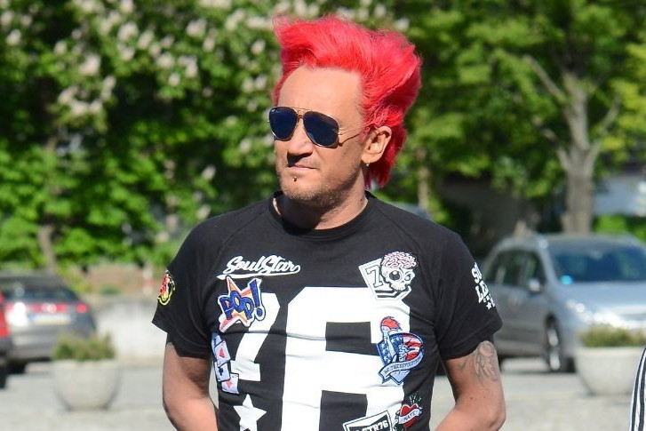 Michał Wiśniewski w czarnej koszulce z napisami