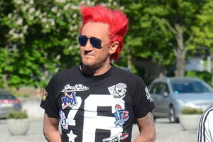 Michał Wiśniewski w czarnej koszulce z napisami