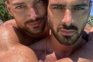Simone Susinna i Michele Morrone razem przytuleni