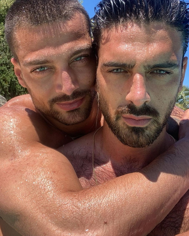 Simone Susinna i Michele Morrone razem przytuleni