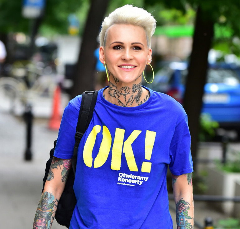 Agnieszka Chylińska w niebieskiej koszulce z żółtym napisem OK!