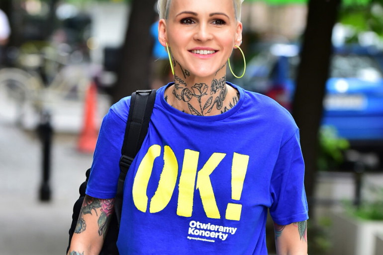 Agnieszka Chylińska w niebieskiej koszulce z żółtym napisem OK!