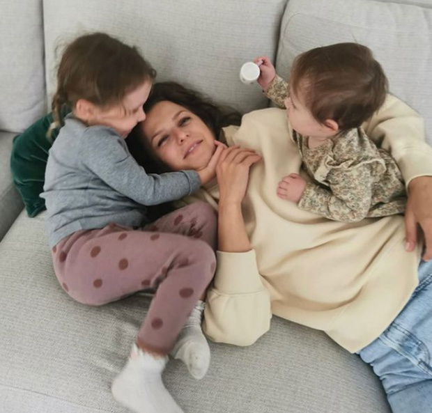 anna lewandowska z Klarą i Laurą