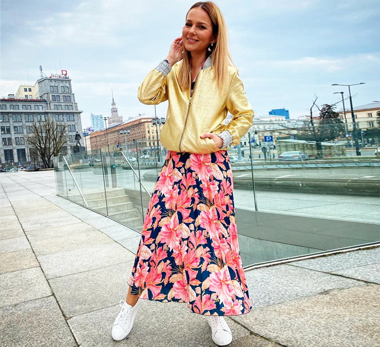Paulina Sykut w białych adidasach, kwiecistej spódnicy i złotej kurtce