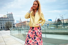 Paulina Sykut w białych adidasach, kwiecistej spódnicy i złotej kurtce