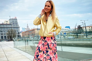 Paulina Sykut w białych adidasach, kwiecistej spódnicy i złotej kurtce