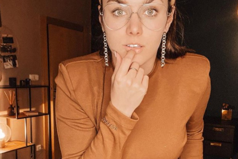 ewa farna w beżowym golfie