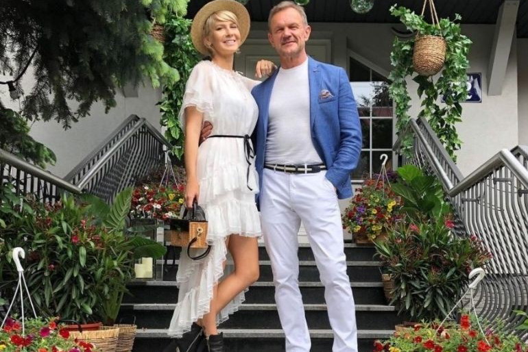 Cezary Pazura z żoną pozują przed domem