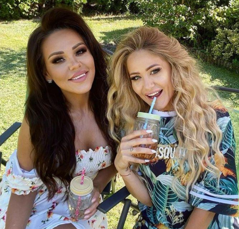 Sylwia Bomba i Ewa Mrozowska na planie Gogglebox. Przed telewizorem