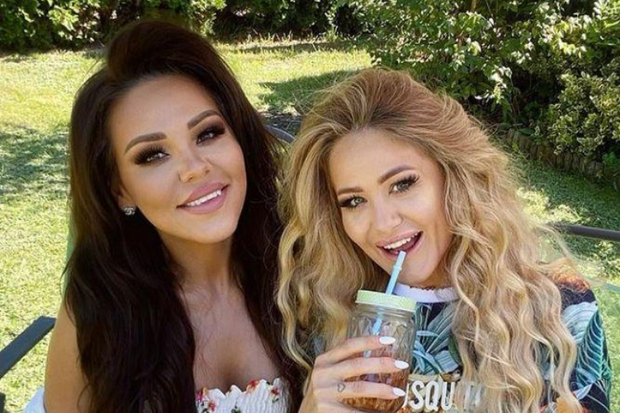 Sylwia Bomba i Ewa Mrozowska na planie Gogglebox. Przed telewizorem
