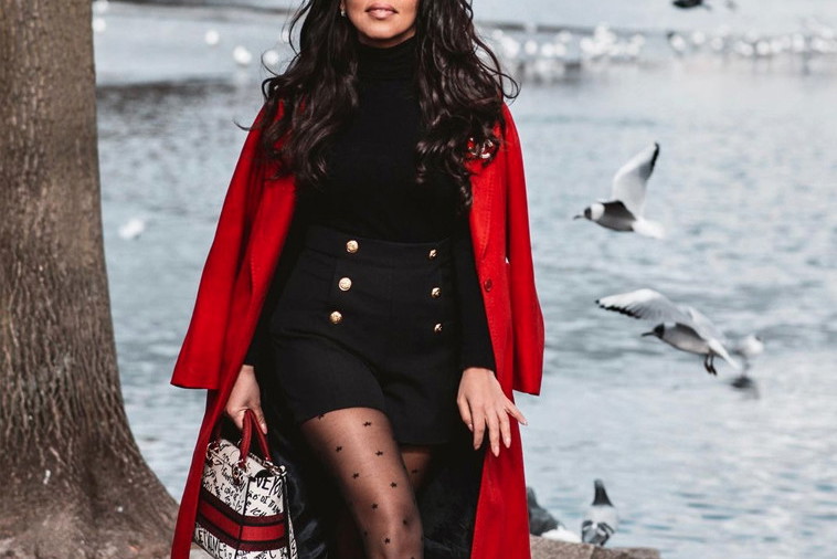 Sylwia Bomba z Gogglebox w rajstopach Gabriella i czerwonym płaszczu