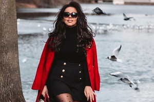 Sylwia Bomba z Gogglebox w rajstopach Gabriella i czerwonym płaszczu
