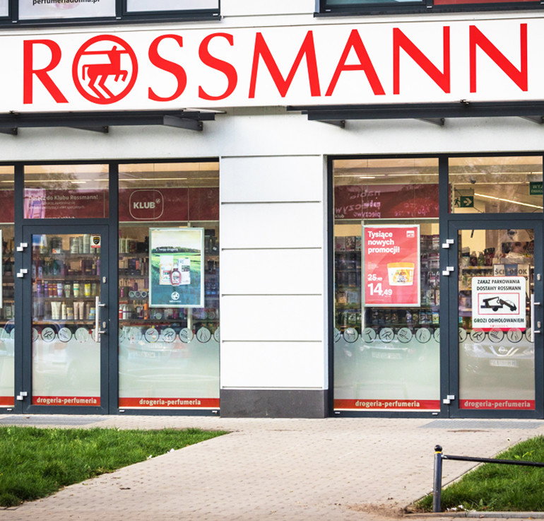 Rossmann ogłosił wyprzedaż do - 70 proc. na kosmetyki do makijażu. Znamy datę i szczegóły!