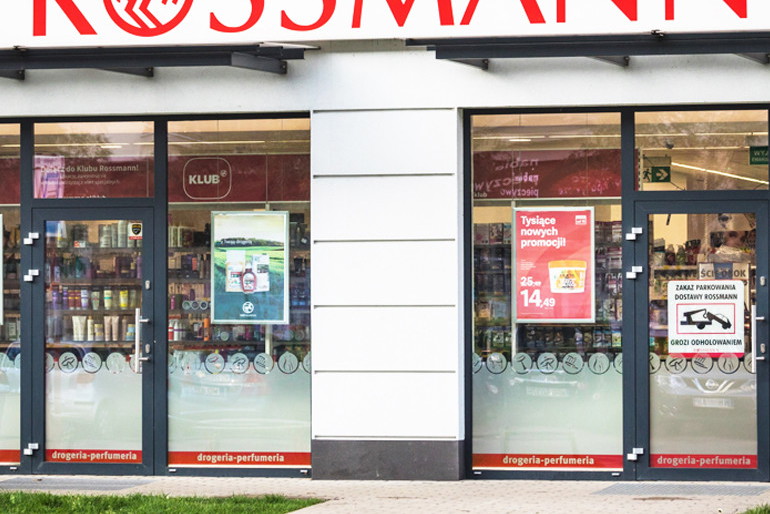 Rossmann ogłosił wyprzedaż do - 70 proc. na kosmetyki do makijażu. Znamy datę i szczegóły!