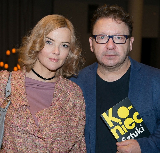 Zbigniew Zamachowski w garniturze. Monika Zamachowska w beżowej kreacji