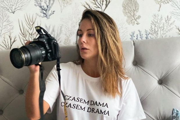Małgorzata Rozenek-Majdan w samej białej koszulce