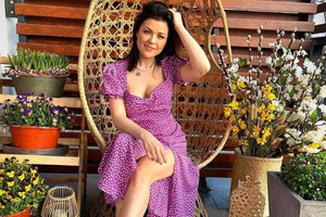 Kasia Cichopek w fioletowej sukience we wzory